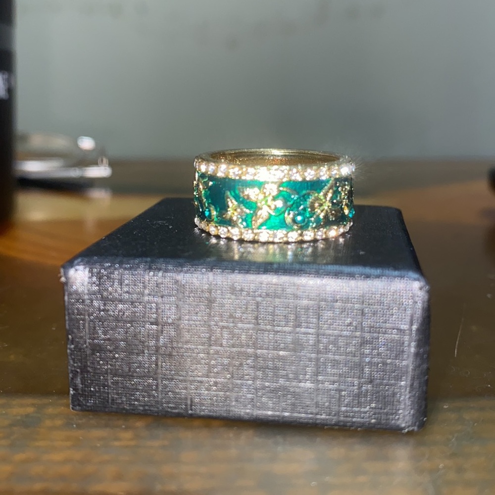 Beautiful Emerald toned ring.